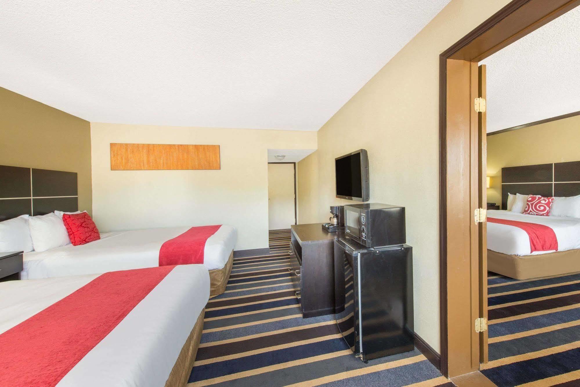 Ramada By Wyndham Albuquerque East Hotel Kültér fotó