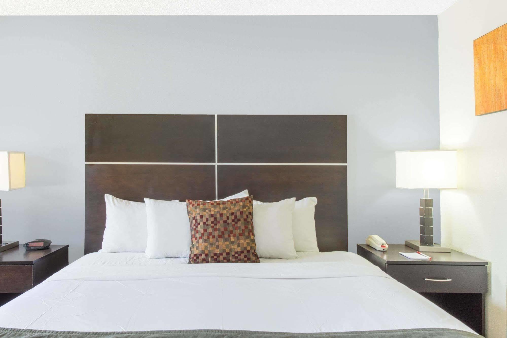 Ramada By Wyndham Albuquerque East Hotel Kültér fotó