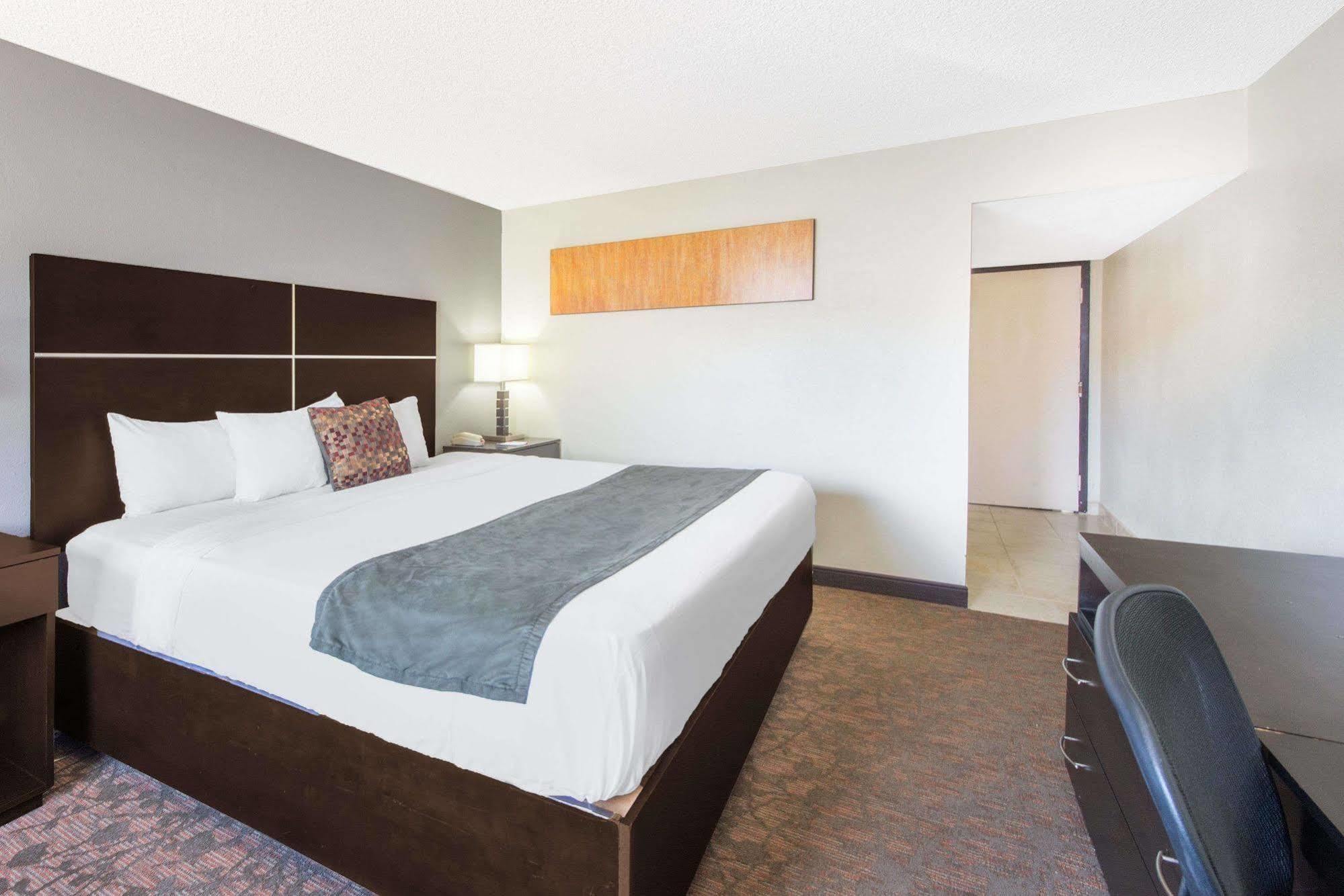 Ramada By Wyndham Albuquerque East Hotel Kültér fotó