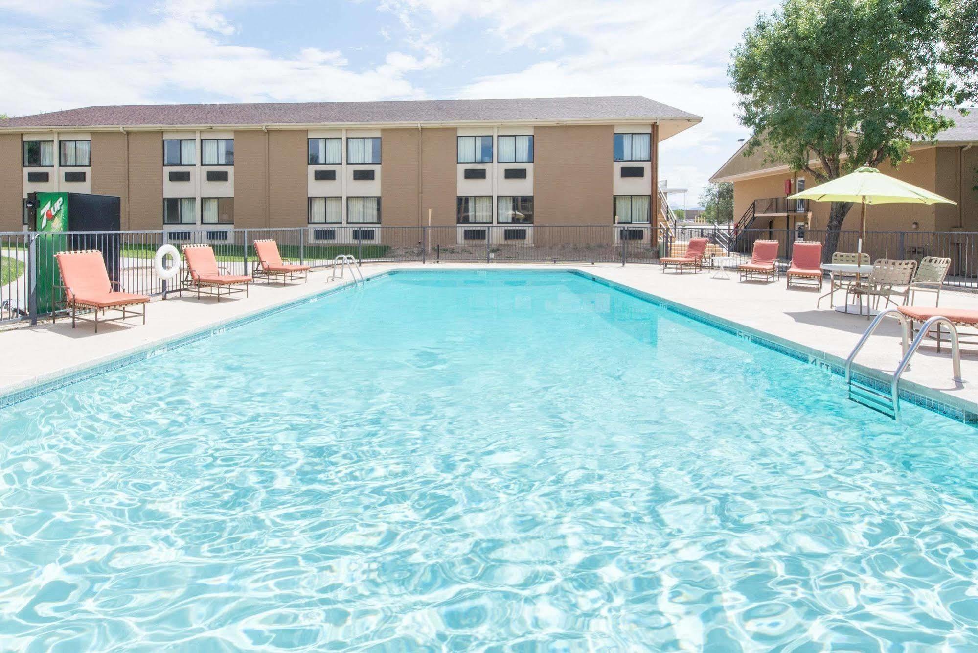 Ramada By Wyndham Albuquerque East Hotel Kültér fotó