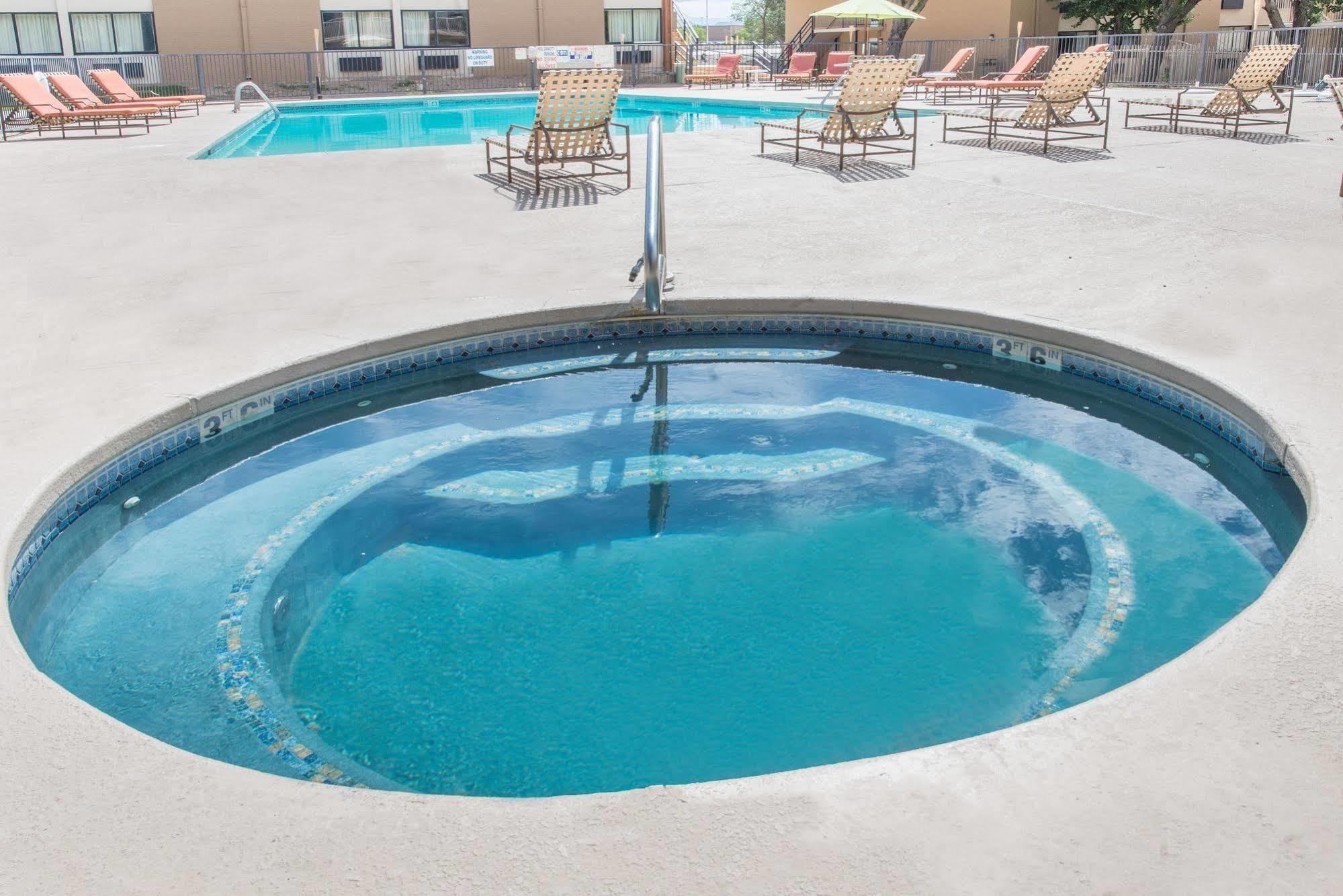 Ramada By Wyndham Albuquerque East Hotel Kültér fotó